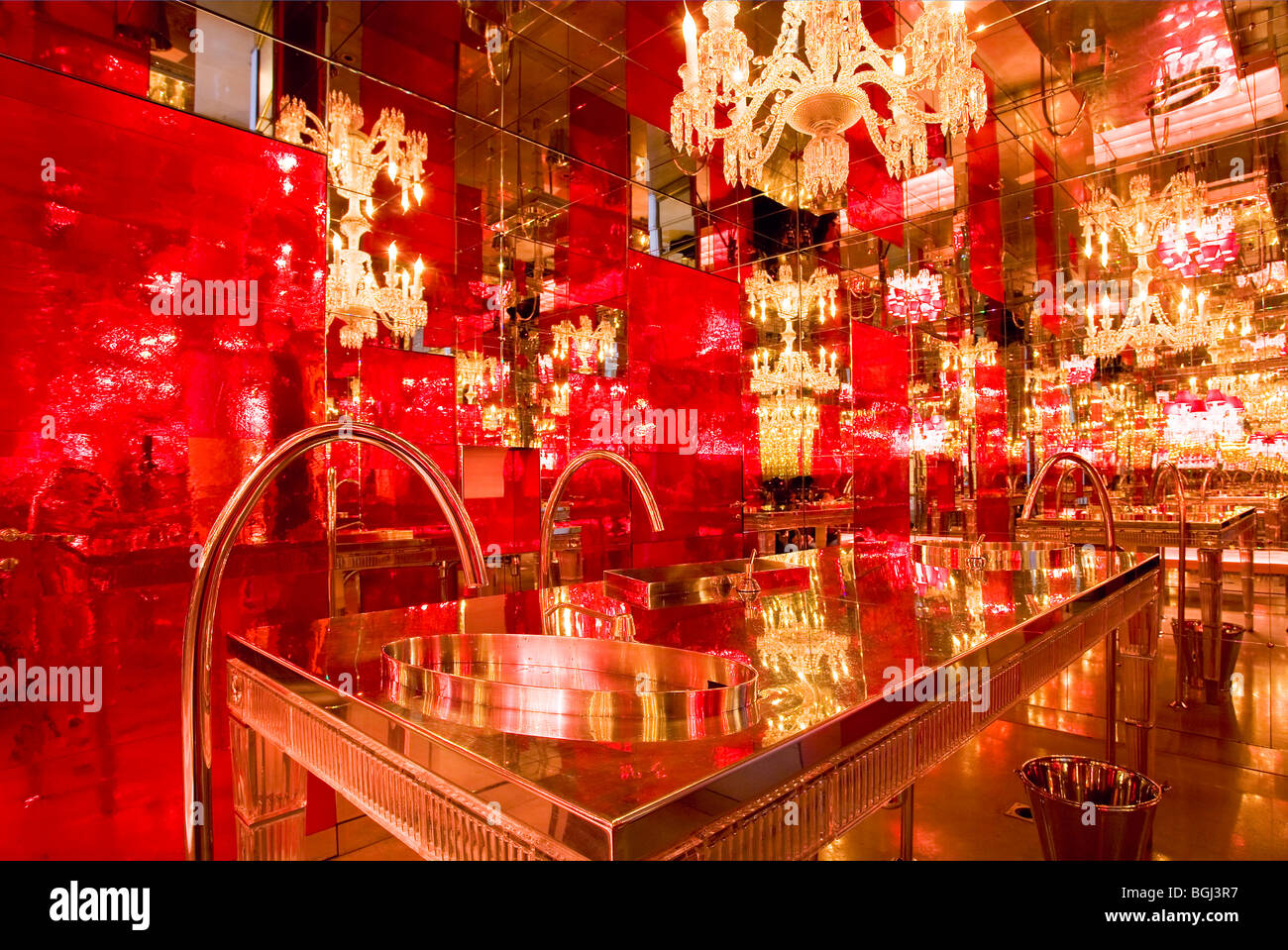 Visit the Baccarat Museum in Paris, France with Betso88! 🏛️✨